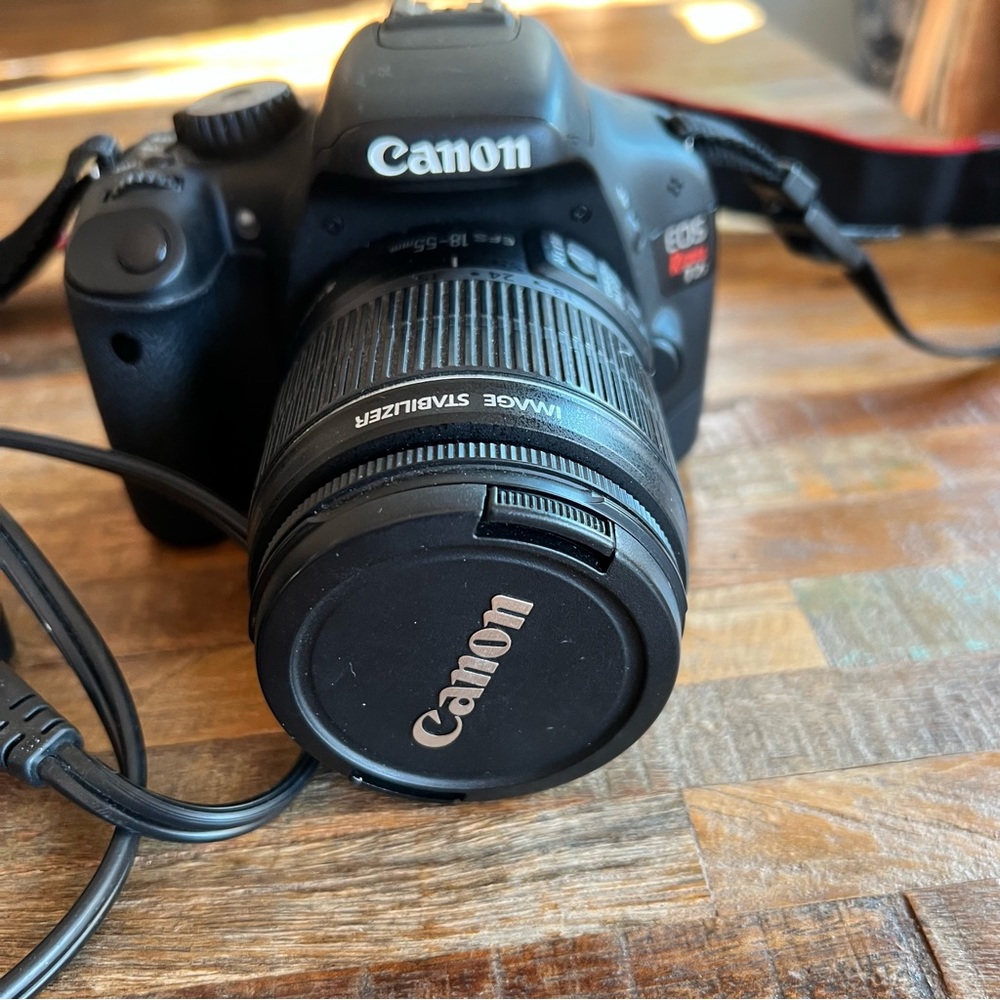 Canon EOS Rebel T2i DSLR Camera with EF-S 18-55mm f/3.5-5.6 IS Lens - Picture 3 of 10
